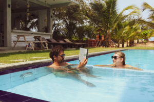 Gäste entspannen im Pool des Stay Golden in Arugam Bay