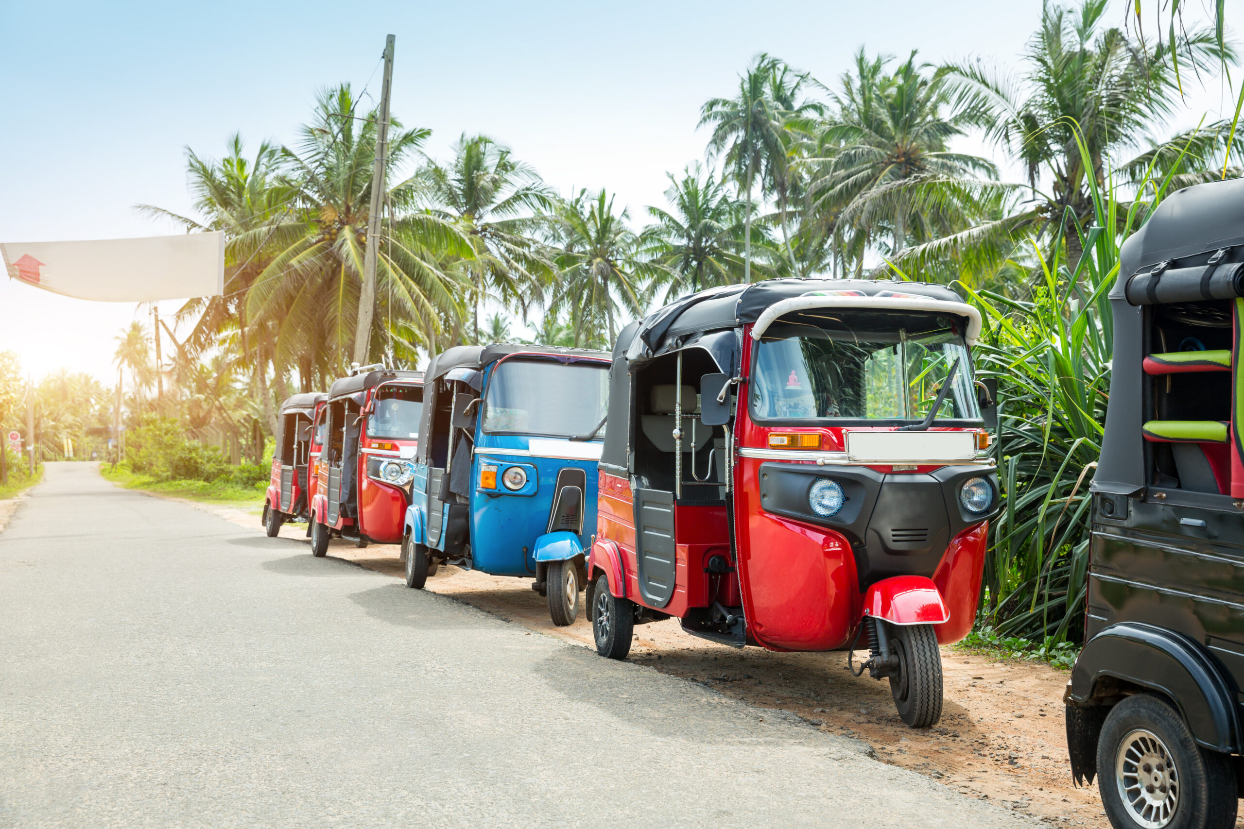 Bunte Tuktuks am Straßenrand in Sri Lanka, ein beliebtes Transportmittel für Reisende