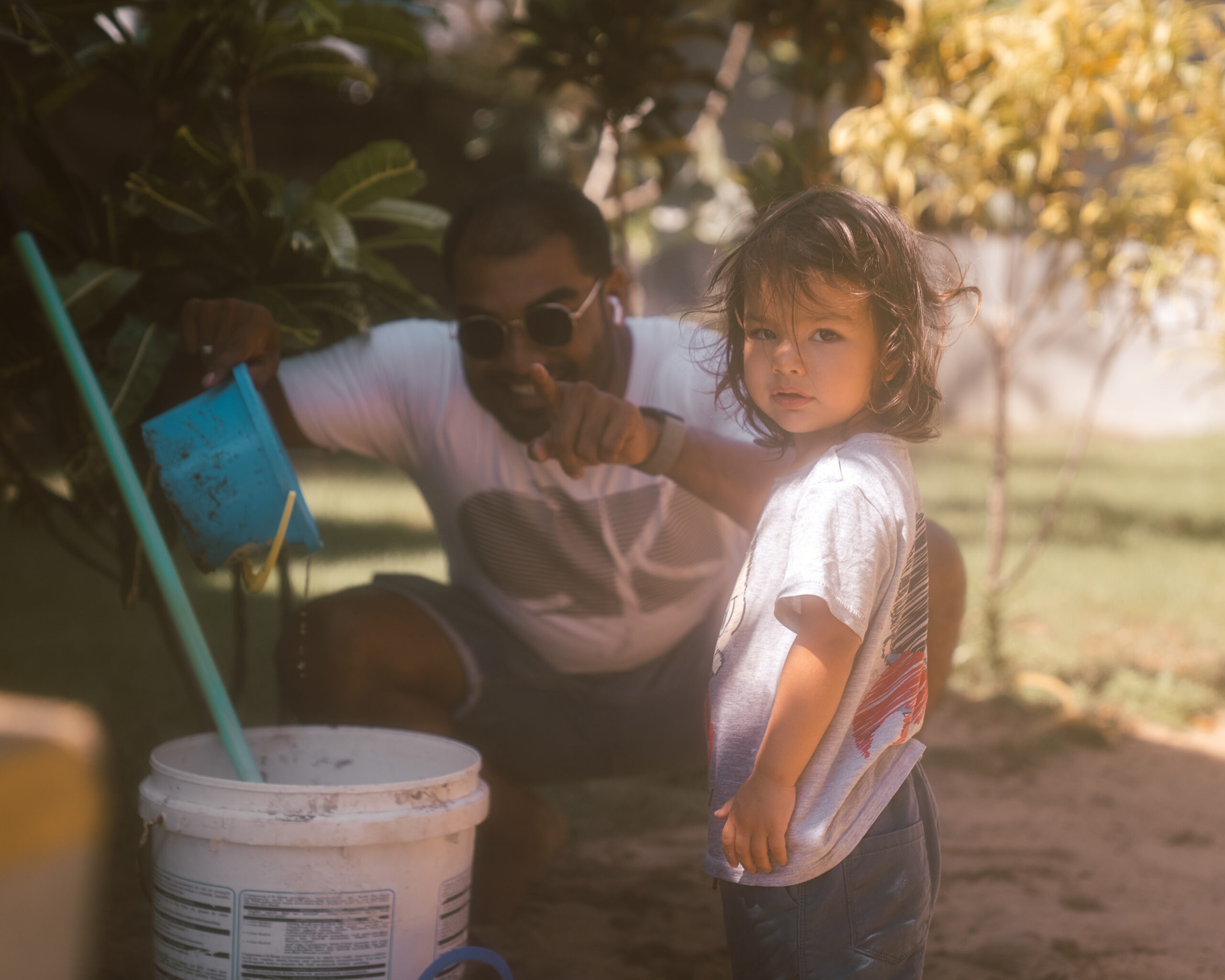 Rihan mit seinem Kind im Garten des Stay Golden in Arugam Bay
