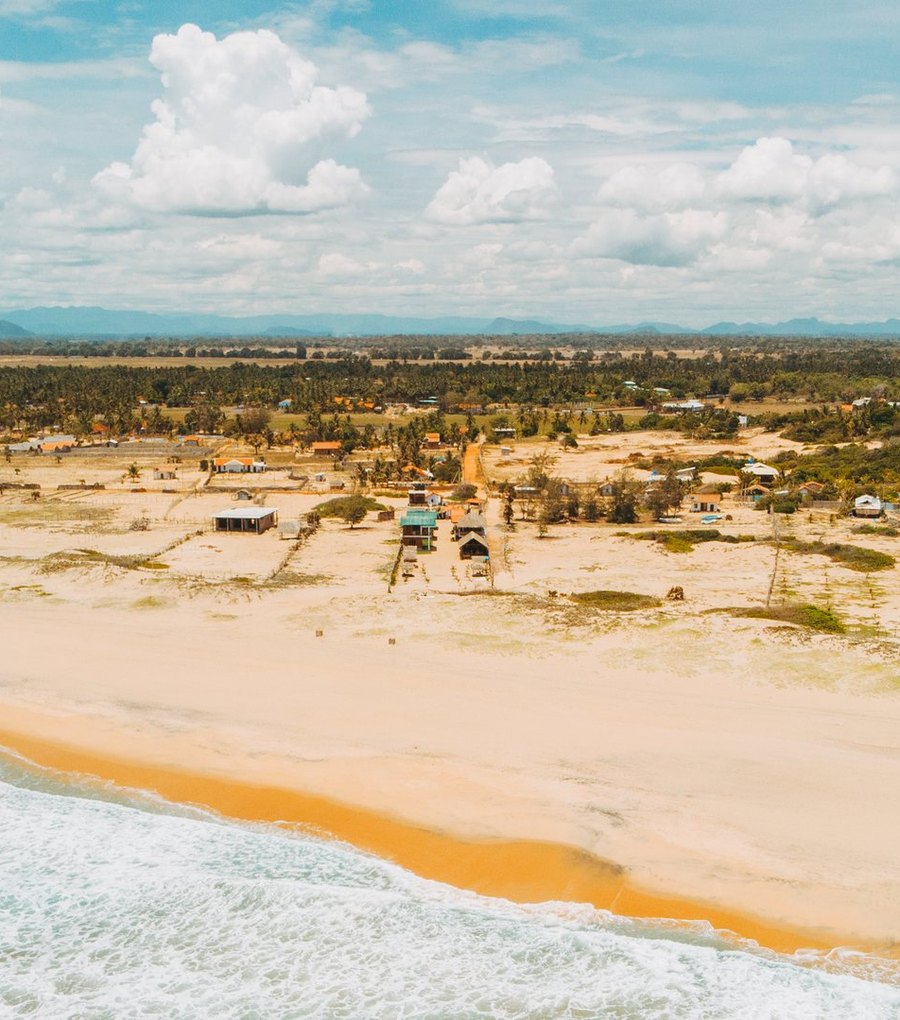Der Pasarichenai Beach mit dem Stay Golden und dem Ortsrand von Arugam Bay von oben