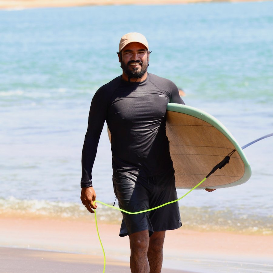 Rihan, Gründer des Stay Golden und ISA-zertifizierter Surflehrer in Arugam Bay
