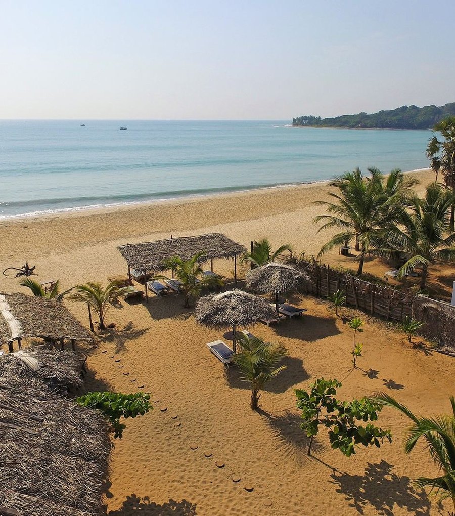 Garten mit Strandliegen und Sonnenschirmen am Pasarichenai Beach im Stay Golden