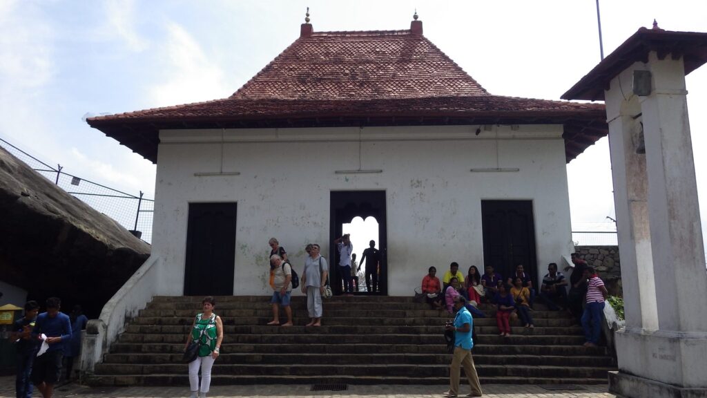 Eingang zum Höhlentempel von Dambulla in Sri Lanka
