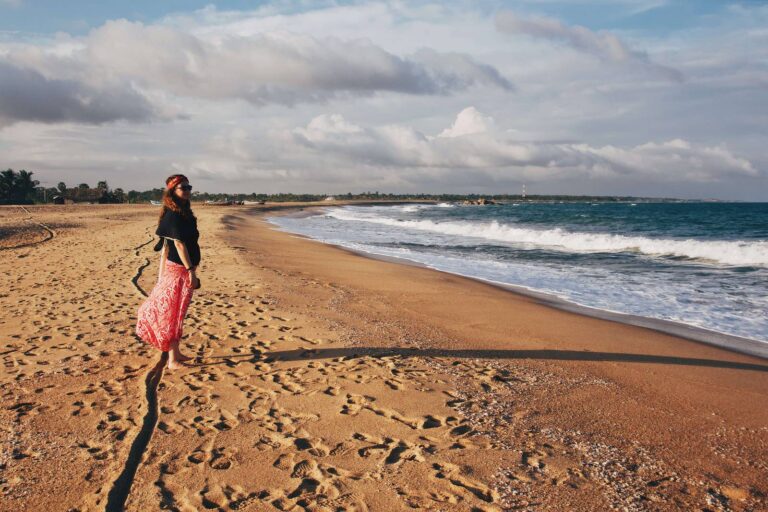 Sri Lanka alleine als Frau: Angie allein am Strand von Arugam Bay