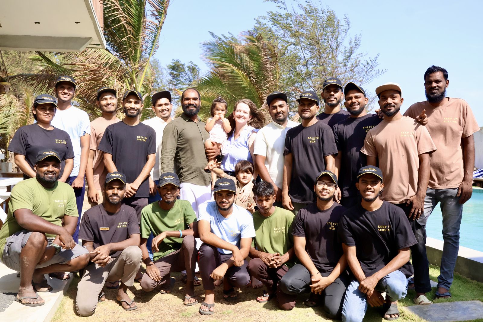 Das Team des Stay Golden mit den Gastgebern Angie und Rihan am Pool in Arugam Bay